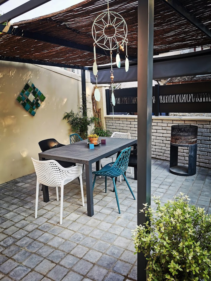 Foto di un giardino mediterraneo esposto in pieno sole di medie dimensioni e dietro casa in estate con pavimentazioni in cemento