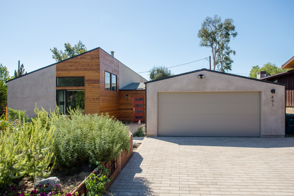 This is an example of a mid-sized modern one-storey grey exterior in Los Angeles with wood siding and a shed roof.