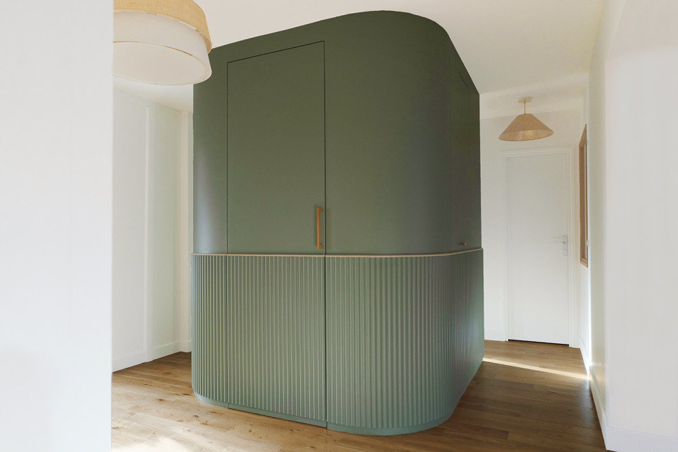 Источник вдохновения для домашнего уюта: вестибюль среднего размера в современном стиле с зелеными стенами