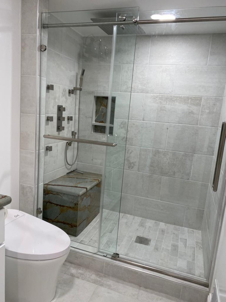 На фото: ванная комната среднего размера в стиле модернизм с фасадами разных видов, белыми фасадами, душевой кабиной и встроенной тумбой с