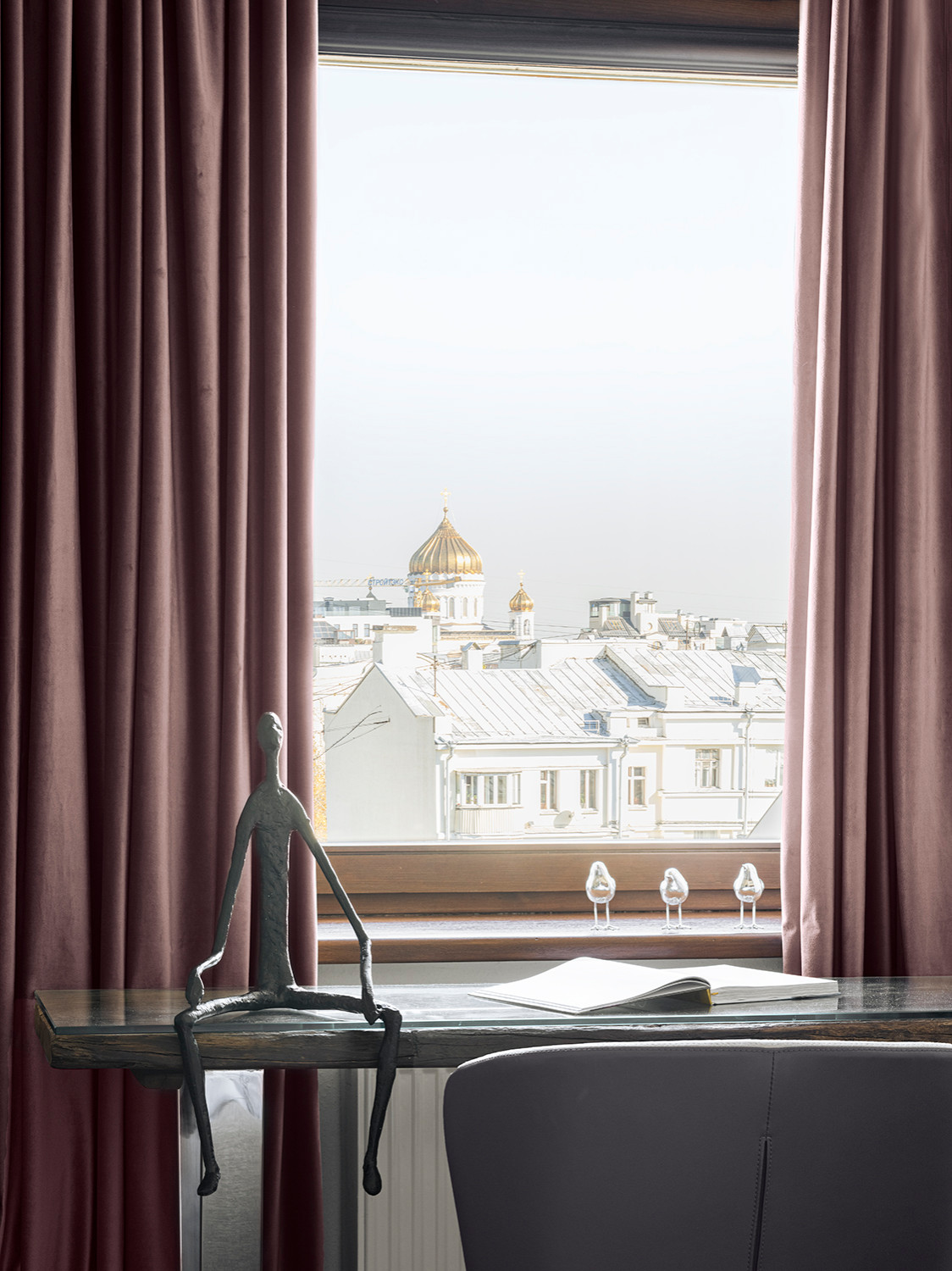 Квартира в синих тонах с видом на Храм Христа Спасителя