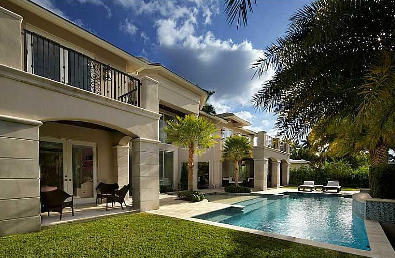 Example of a transitional home design design in Miami