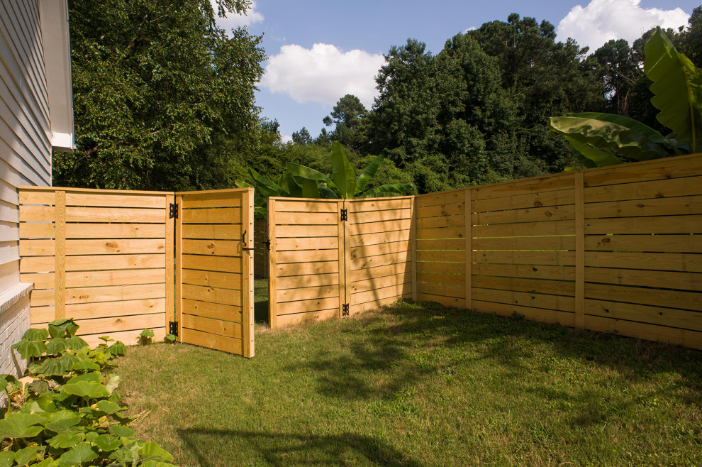 Пример оригинального дизайна: участок и сад на заднем дворе в классическом стиле с с деревянным забором