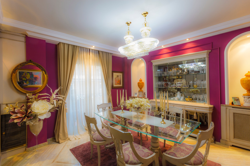 Foto de comedor tradicional de tamaño medio cerrado sin chimenea con paredes púrpuras y suelo de madera clara