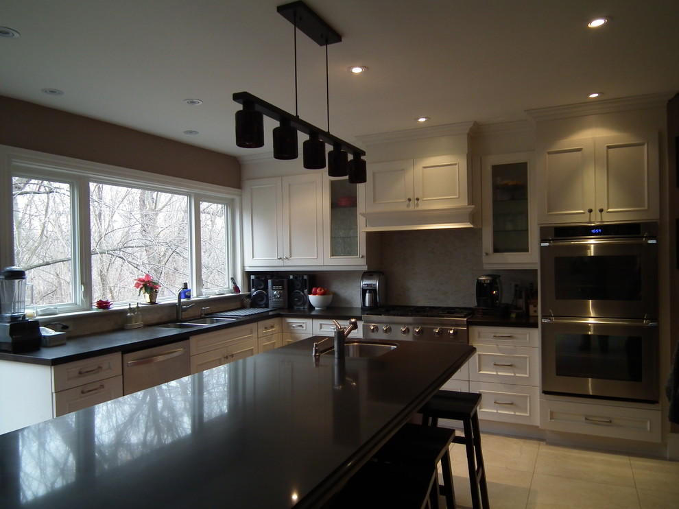 Kitchen - transitional kitchen idea in Toronto