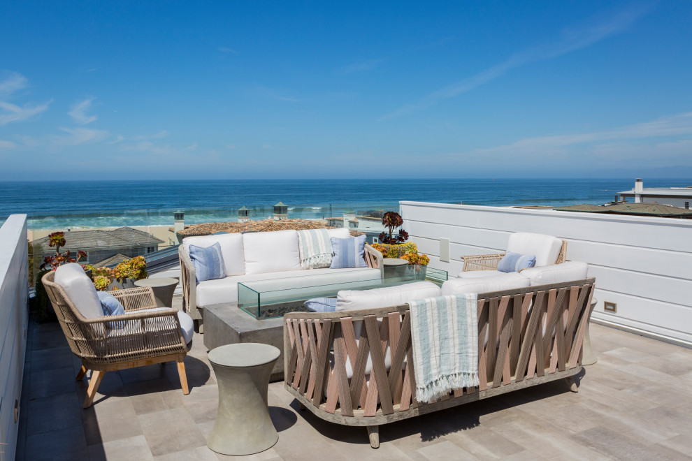 Design ideas for a large beach style rooftop and rooftop deck in Los Angeles with no cover and mixed railing.