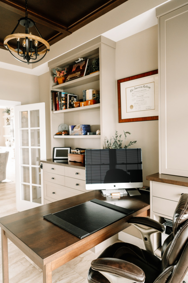 Idéer för ett klassiskt hemmastudio, med beige väggar och ett fristående skrivbord
