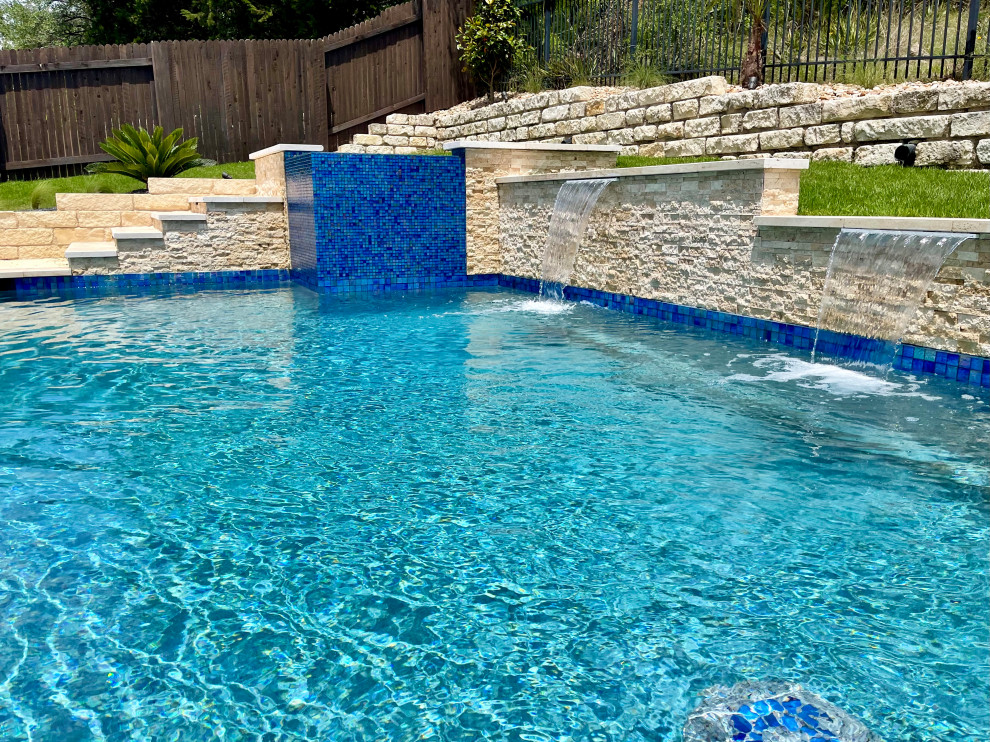Idéer för en stor klassisk pool på baksidan av huset, med en fontän och naturstensplattor