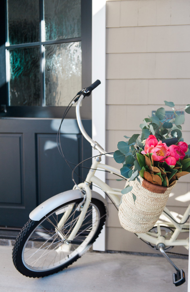 Example of a transitional entryway design in Orange County