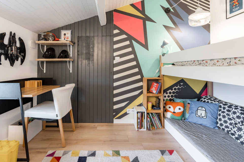 Medium sized bohemian gender neutral children’s room in Bordeaux with white walls, light hardwood flooring, a timber clad ceiling and wallpapered walls.