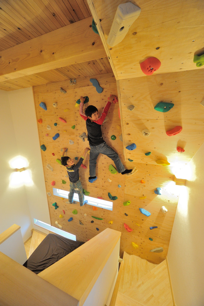 Mittelgroßer Fitnessraum mit Kletterwand in Sonstige