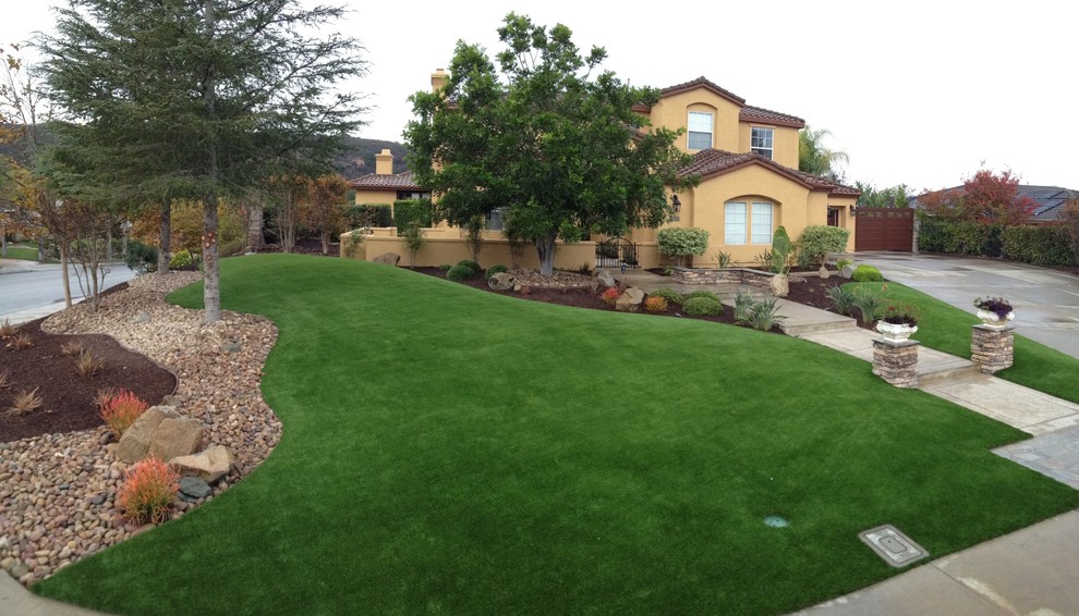 Inspiration for a large traditional front yard full sun xeriscape in Orange County.