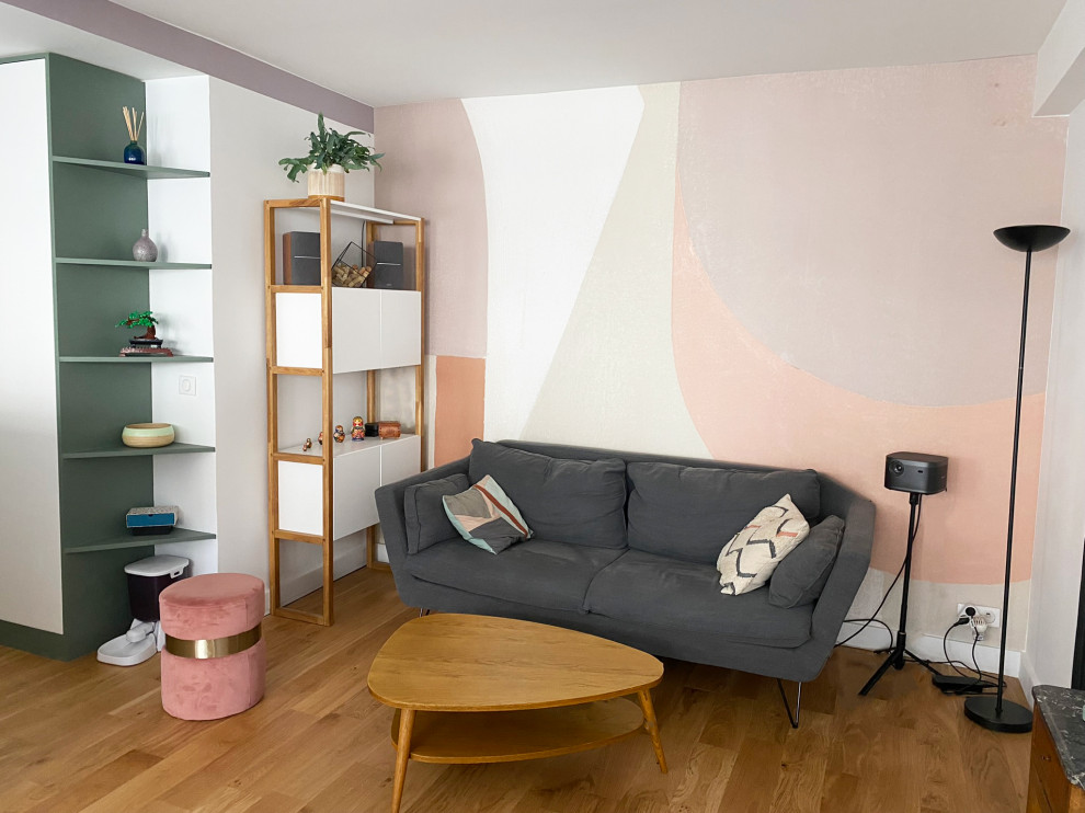 Foto di un soggiorno bohémian di medie dimensioni e aperto con angolo bar, pareti bianche, parquet chiaro, TV nascosta e pavimento marrone