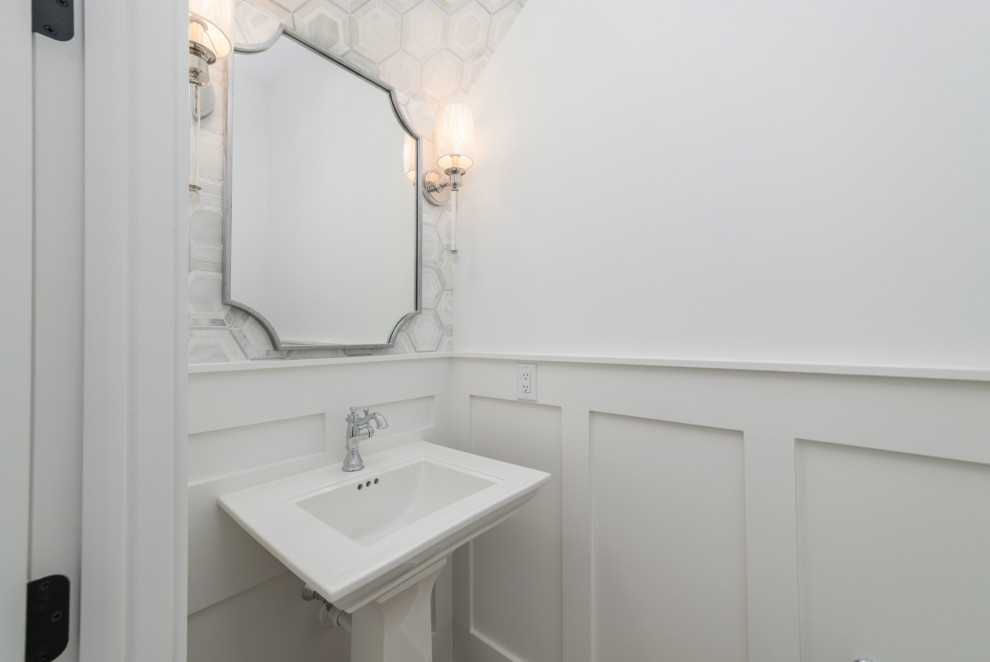 Свежая идея для дизайна: туалет в классическом стиле с белыми стенами, раковиной с пьедесталом и панелями на части стены - отличное фото интерьера