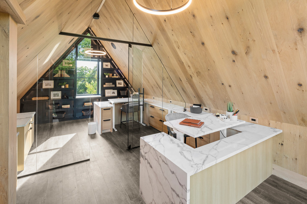 Стильный дизайн: кабинет в стиле модернизм с темным паркетным полом, встроенным рабочим столом, деревянным потолком и деревянными стенами - последний тренд