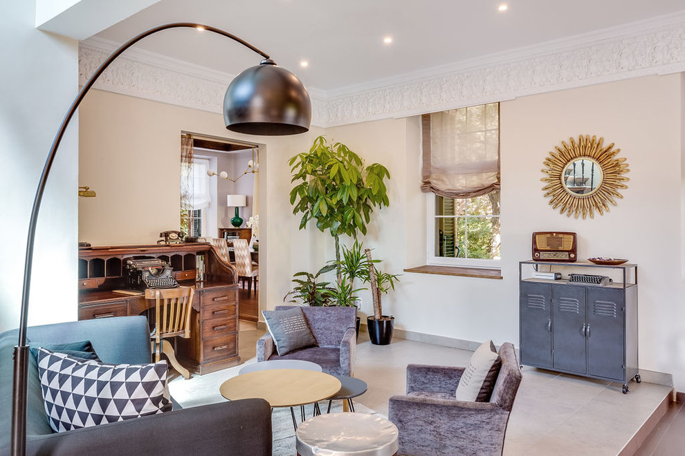 Imagen de sala de estar abierta mediterránea grande con paredes grises, suelo de baldosas de cerámica, televisor independiente y suelo beige