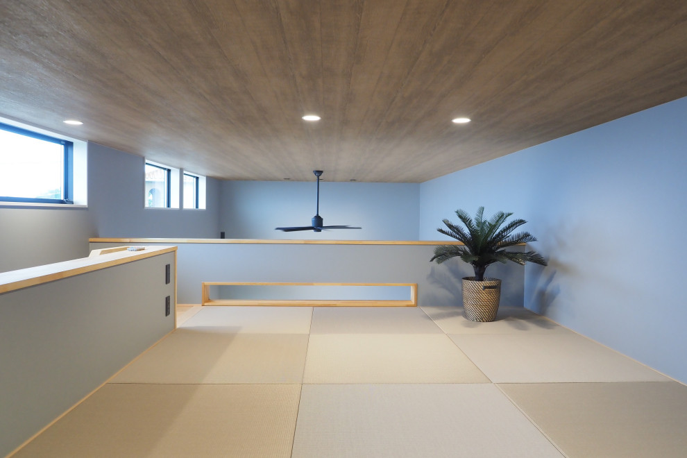 На фото: изолированная гостиная комната в стиле модернизм с серыми стенами, татами, бежевым полом, потолком с обоями и обоями на стенах без телевизора с