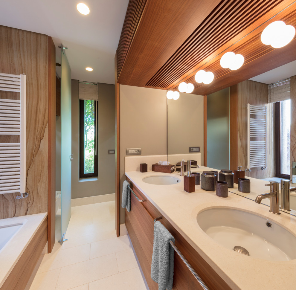 Inspiration pour une très grande salle de bain principale minimaliste en bois foncé avec un lavabo intégré, un plan de toilette blanc et meuble double vasque.