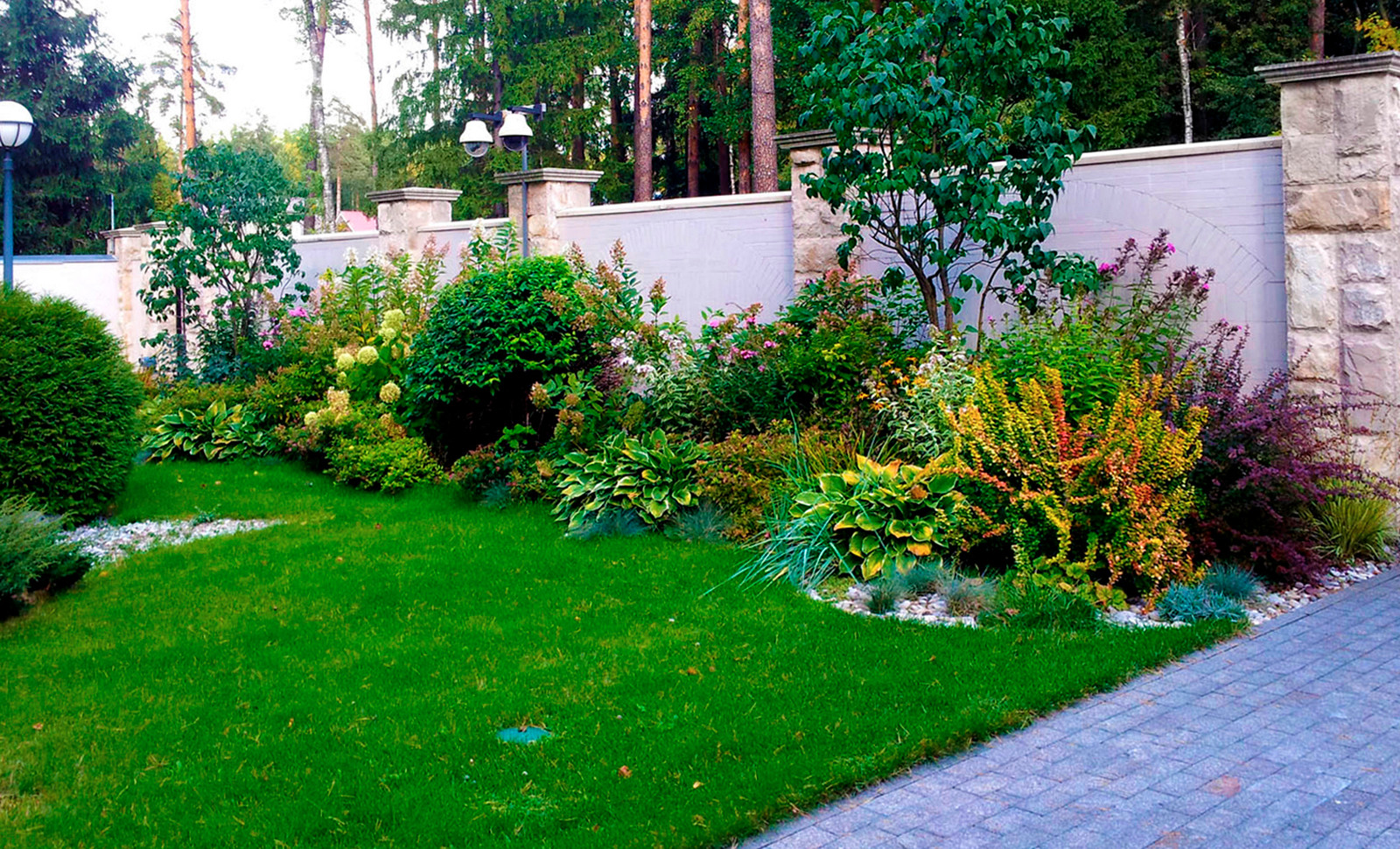 Ландшафтный дизайна участка 1 га - цветник у входа