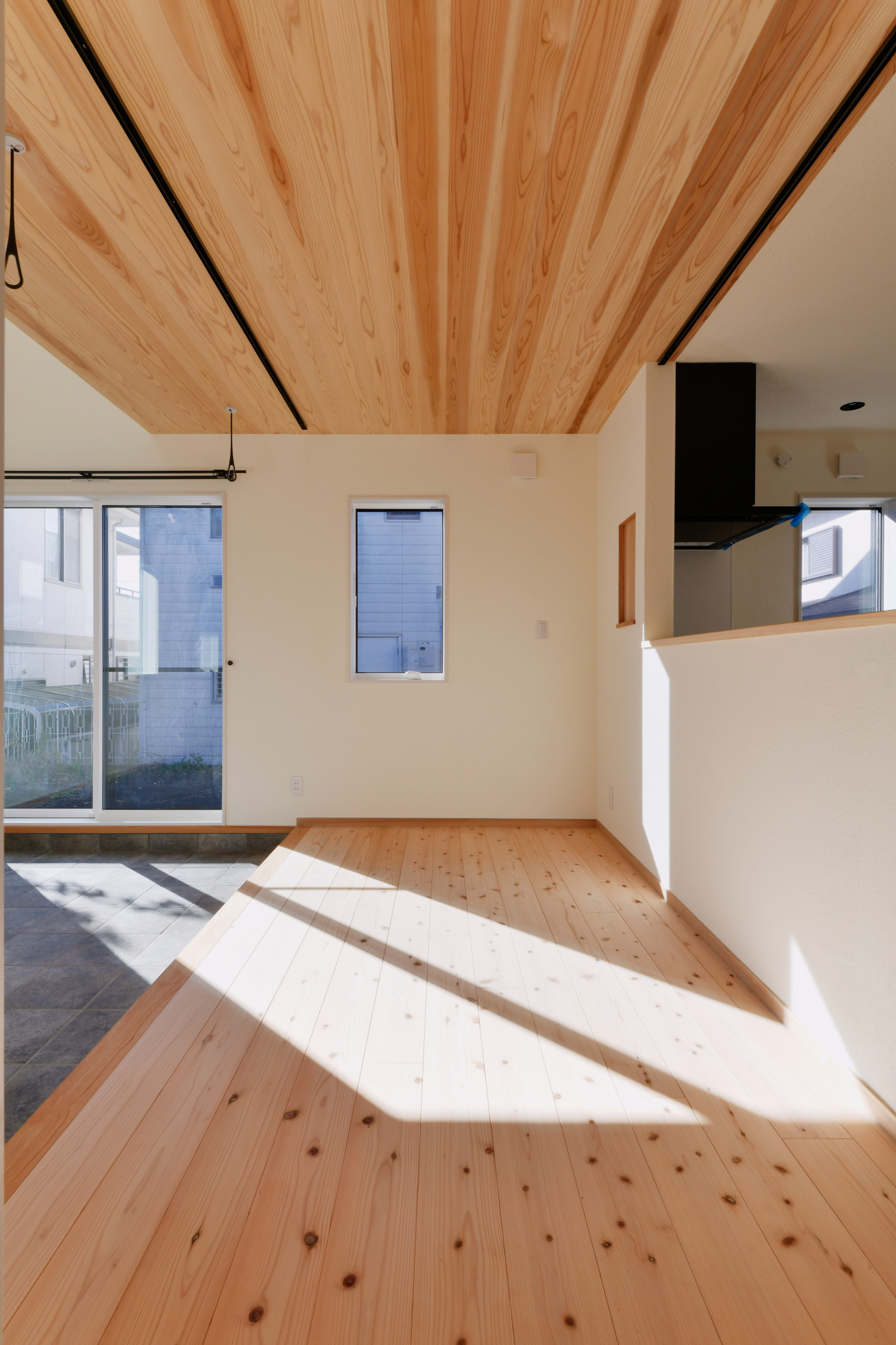 土間×無垢床の切り替えしが、住まい手の哲学を感じる家