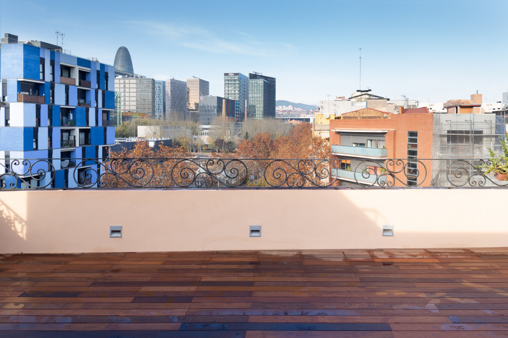 Diseño de terraza contemporánea grande sin cubierta en azotea con barandilla de metal