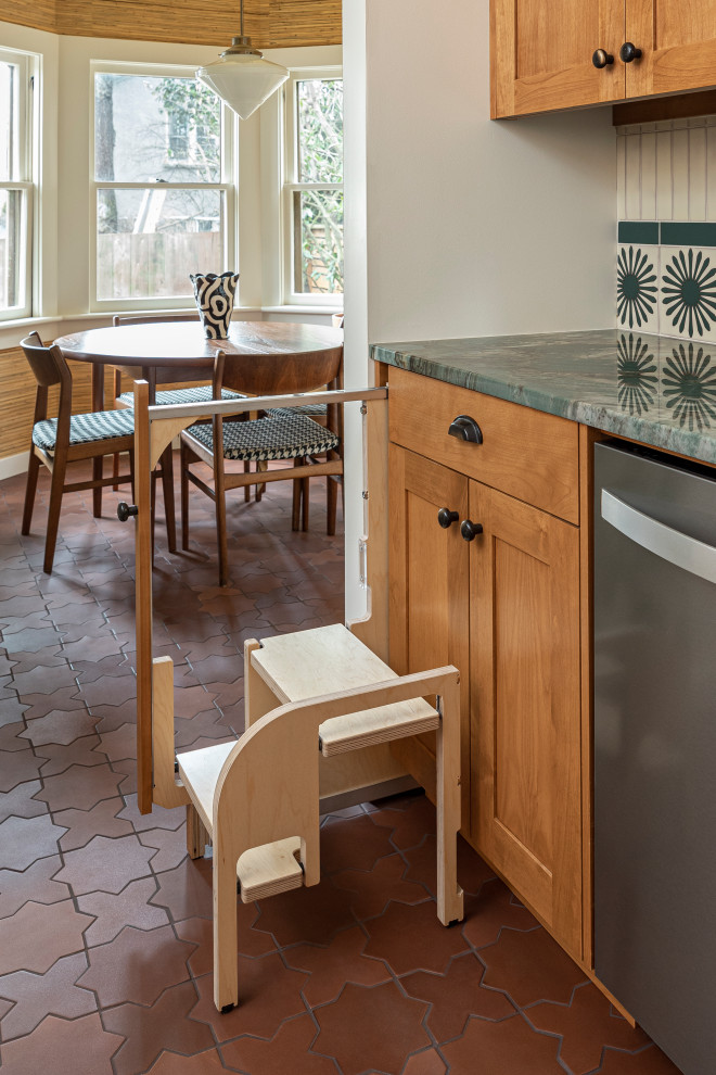 Idéer för att renovera ett avskilt, mellanstort eklektiskt grön grönt l-kök, med en undermonterad diskho, skåp i shakerstil, skåp i mellenmörkt trä, bänkskiva i kvartsit, grönt stänkskydd, stänkskydd i terrakottakakel, rostfria vitvaror, klinkergolv i porslin och orange golv