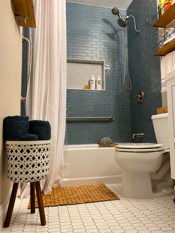 Cette image montre une salle de bain sud-ouest américain avec un placard sans porte, des portes de placard blanches, une baignoire en alcôve, un combiné douche/baignoire, WC séparés, un carrelage bleu, un mur beige, un lavabo posé, un sol blanc, une cabine de douche avec un rideau, un plan de toilette blanc, meuble simple vasque et meuble-lavabo suspendu.