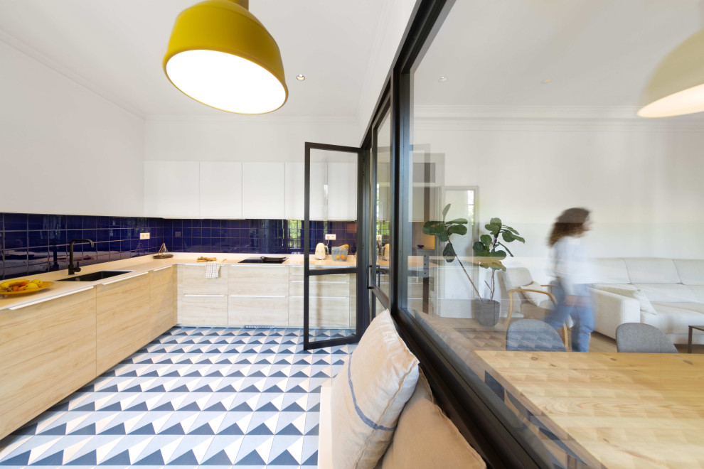 Foto de cocina de tamaño medio abierta con suelo de madera en tonos medios