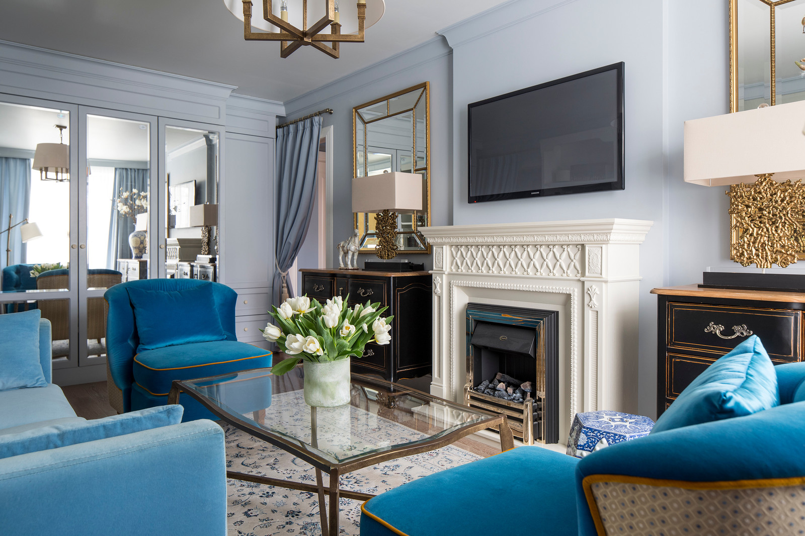 ПОДНЕБЕСНАЯ ГОСТИНАЯ - ТВ-Проект "Квартирный Вопрос" - камин в гостиной