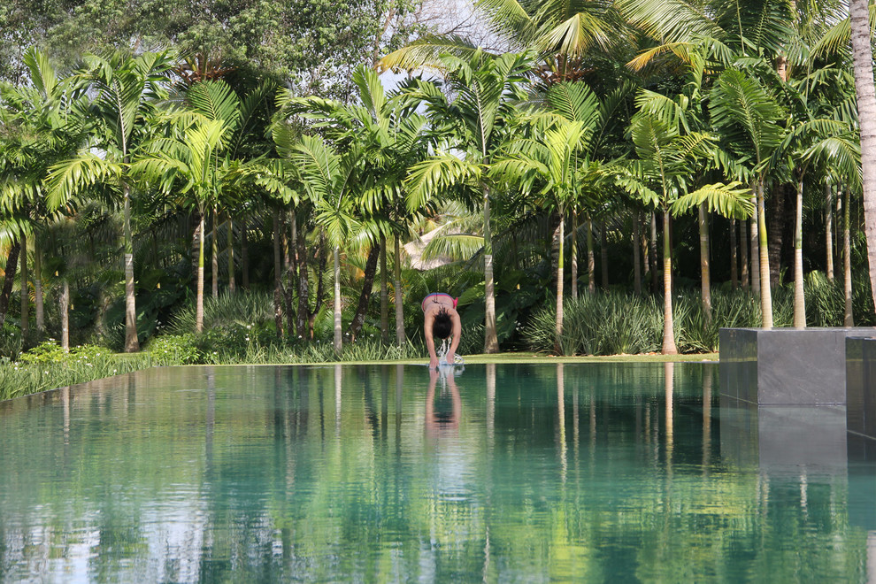 Großer Asiatischer Infinity-Pool in rechteckiger Form mit Natursteinplatten