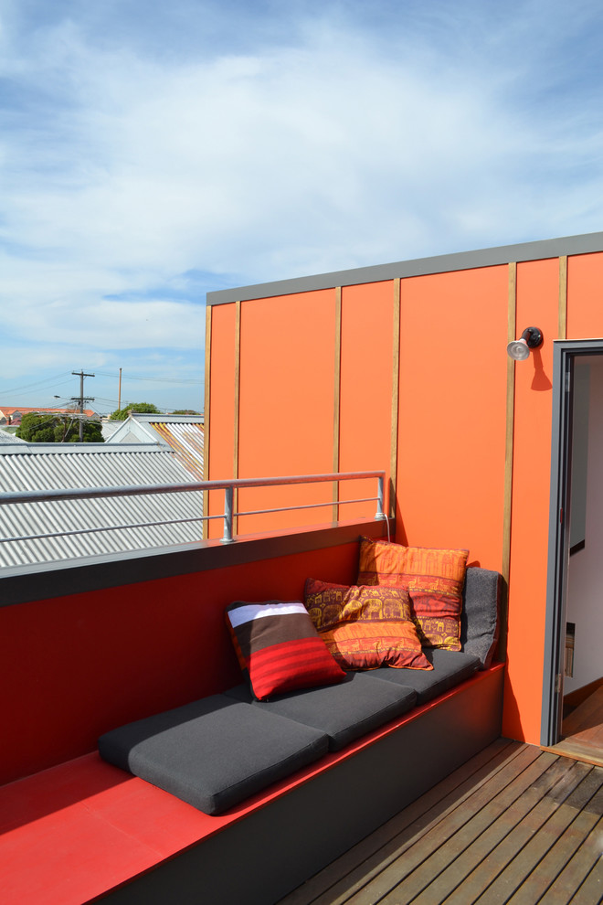 Photo of a mid-sized contemporary rooftop and first floor deck in Melbourne with with privacy feature, no cover and metal railing.