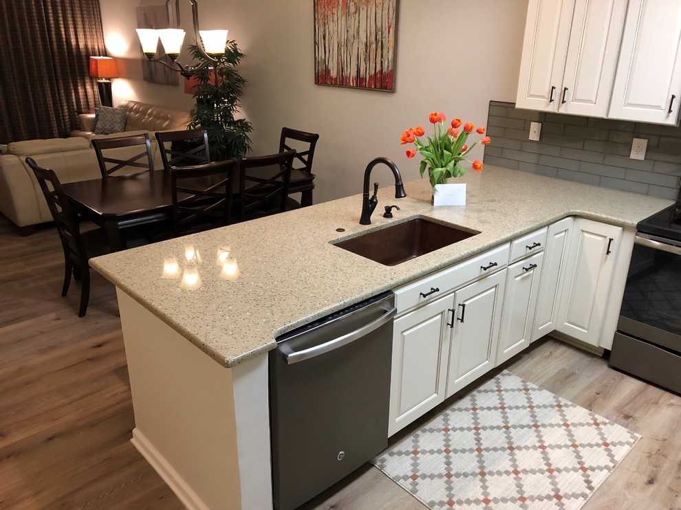 Home design - mid-sized transitional home design idea