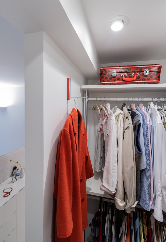 Kleiner, Neutraler Retro Begehbarer Kleiderschrank mit offenen Schränken, unterschiedlichen Schrankfarben, hellem Holzboden, weißem Boden und Deckengestaltungen in Köln
