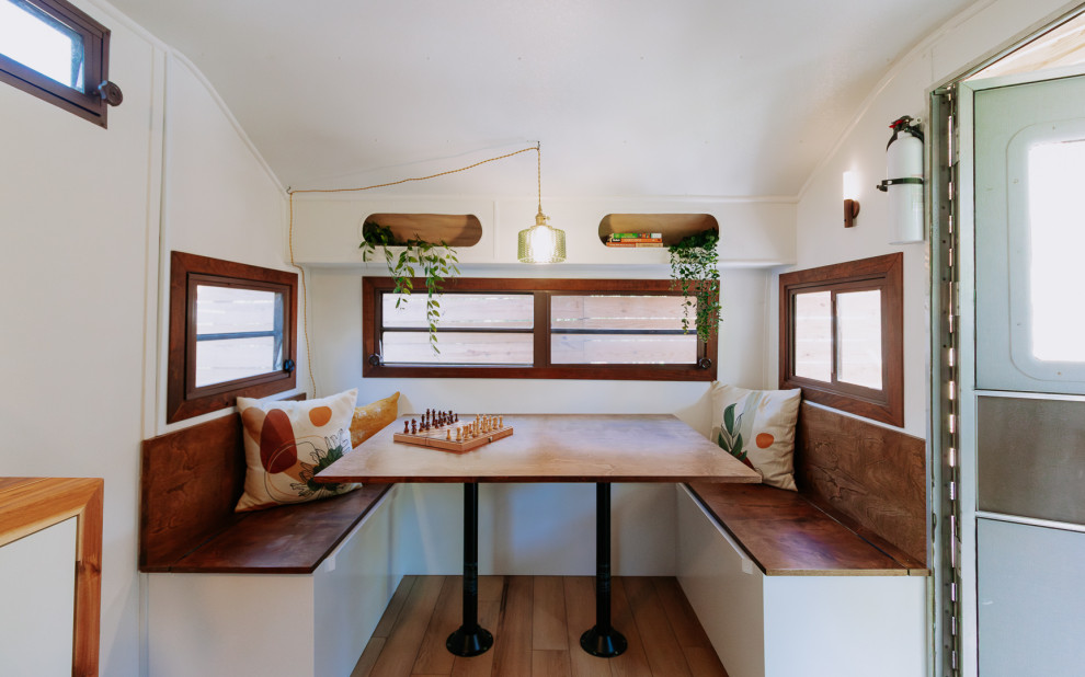 Inspiration pour une petite salle à manger vintage en bois avec un mur blanc, un sol en vinyl, aucune cheminée, un sol marron et un plafond en bois.