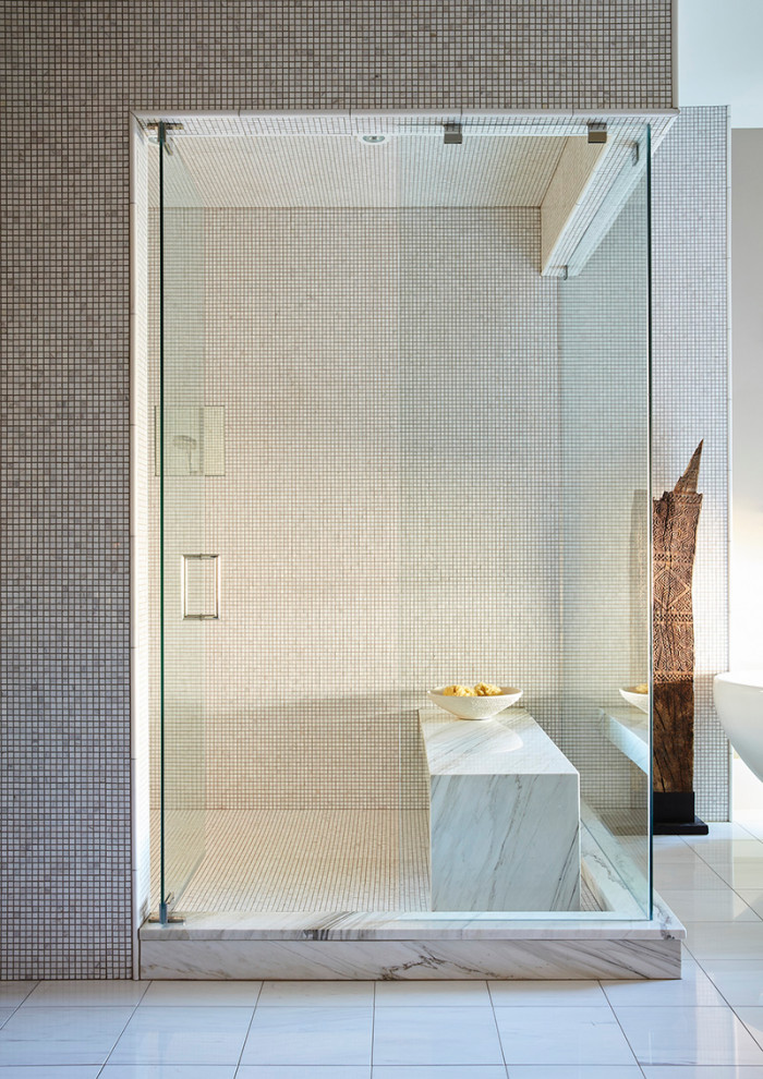 Esempio di una stanza da bagno padronale chic con piastrelle bianche, pavimento bianco e porta doccia a battente