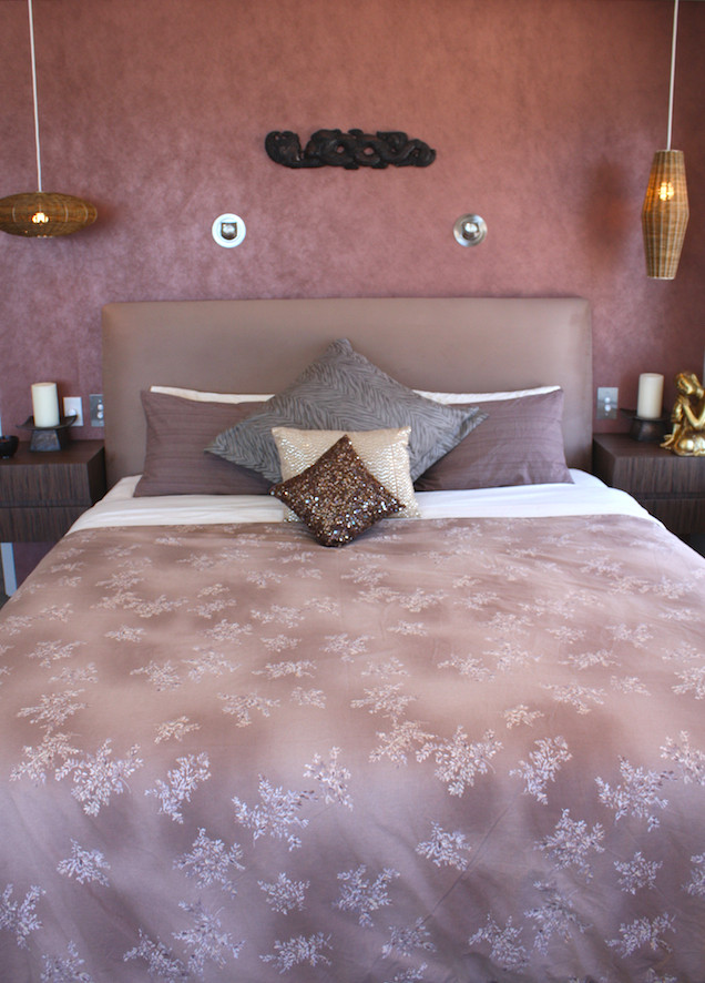 Photo of a mid-sized beach style master bedroom in Gold Coast - Tweed with pink walls.