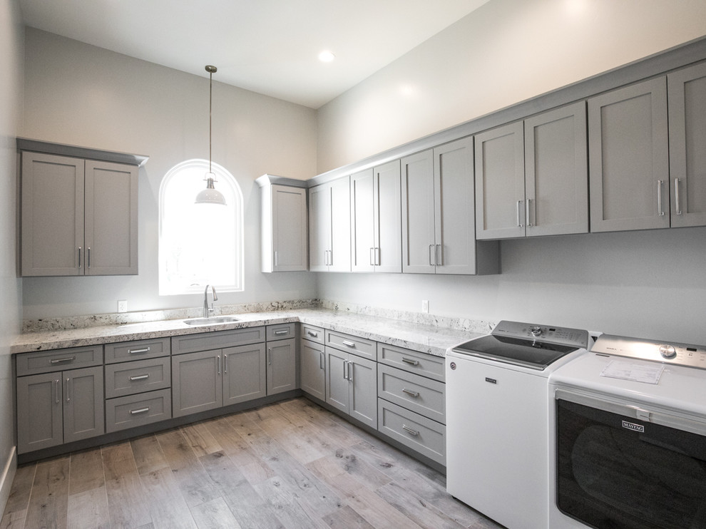 Home design - transitional home design idea in Phoenix