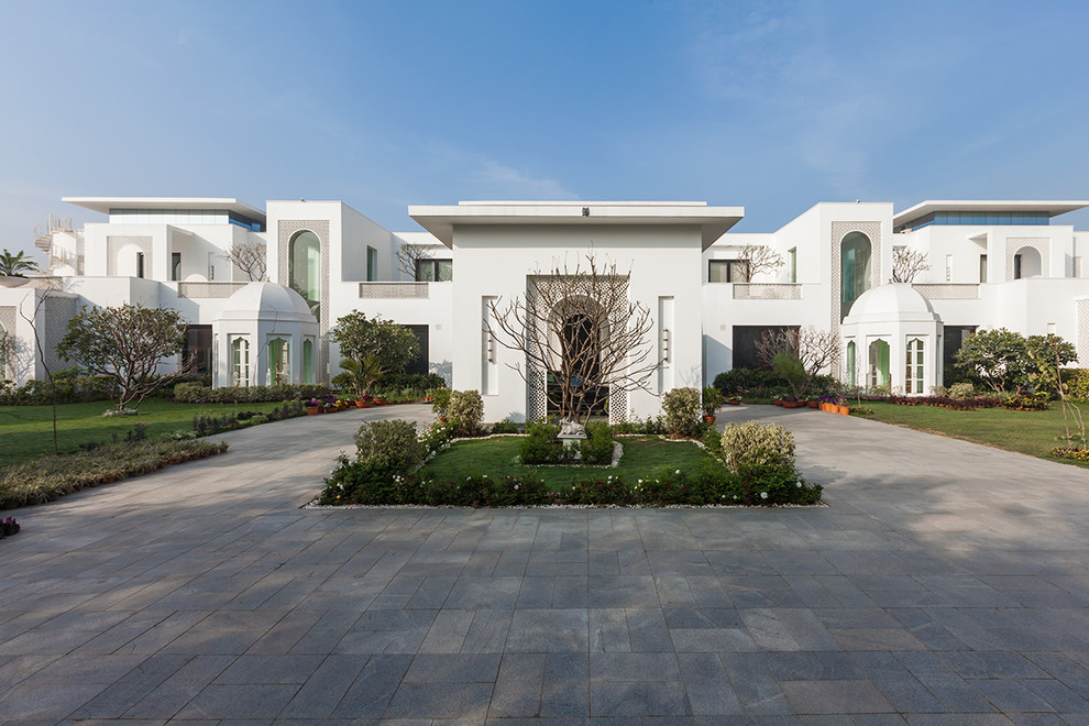 Inspiration for a large contemporary exterior in Delhi.