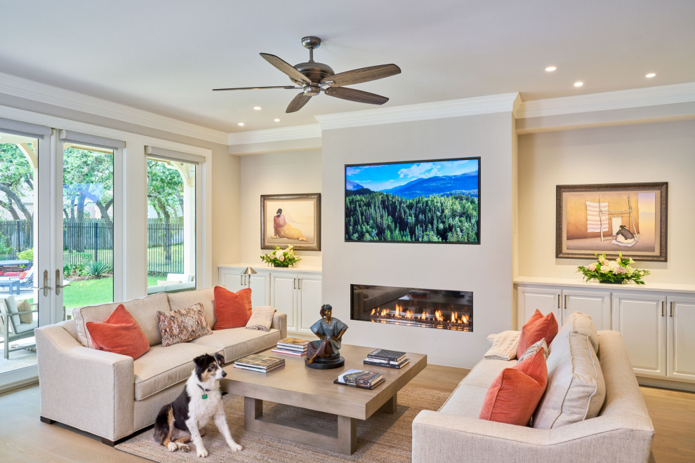 Idee per un soggiorno classico di medie dimensioni e aperto con pareti beige, parquet chiaro e TV a parete