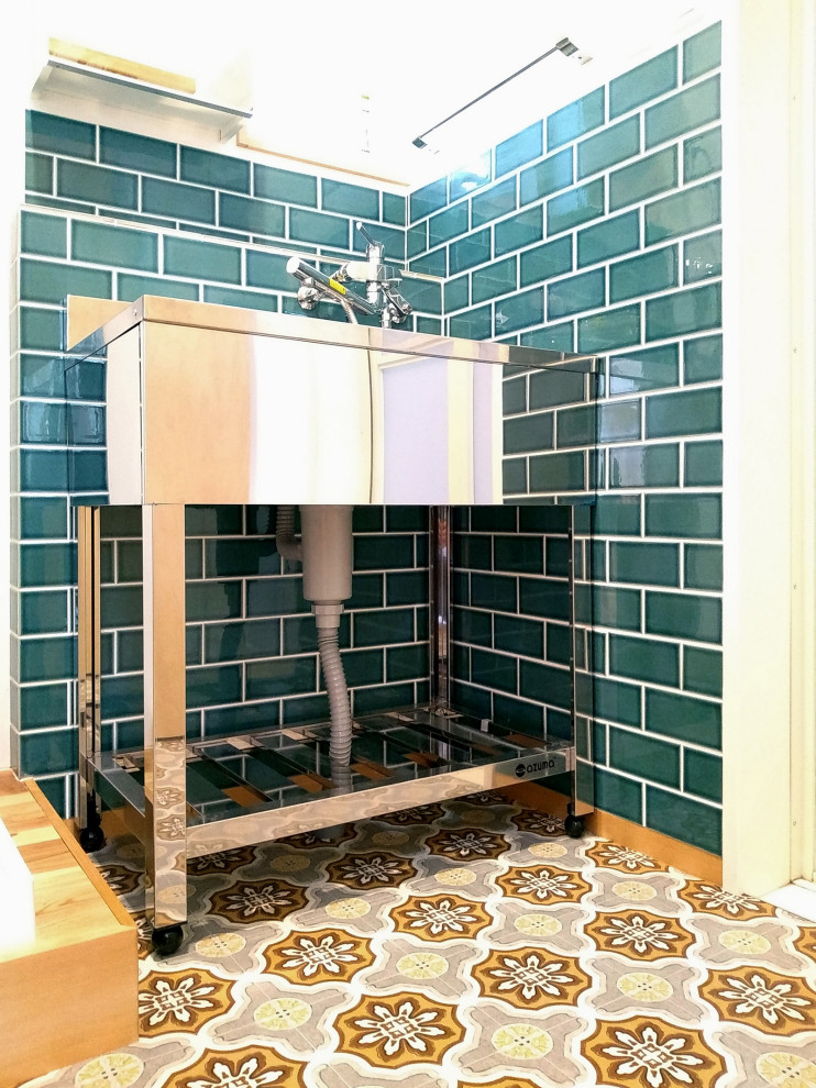 This is an example of a scandinavian powder room in Tokyo.