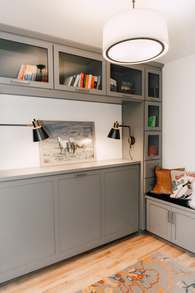 Idée de décoration pour un petit bureau bohème avec un mur blanc, un sol en bois brun, un bureau indépendant et un sol marron.