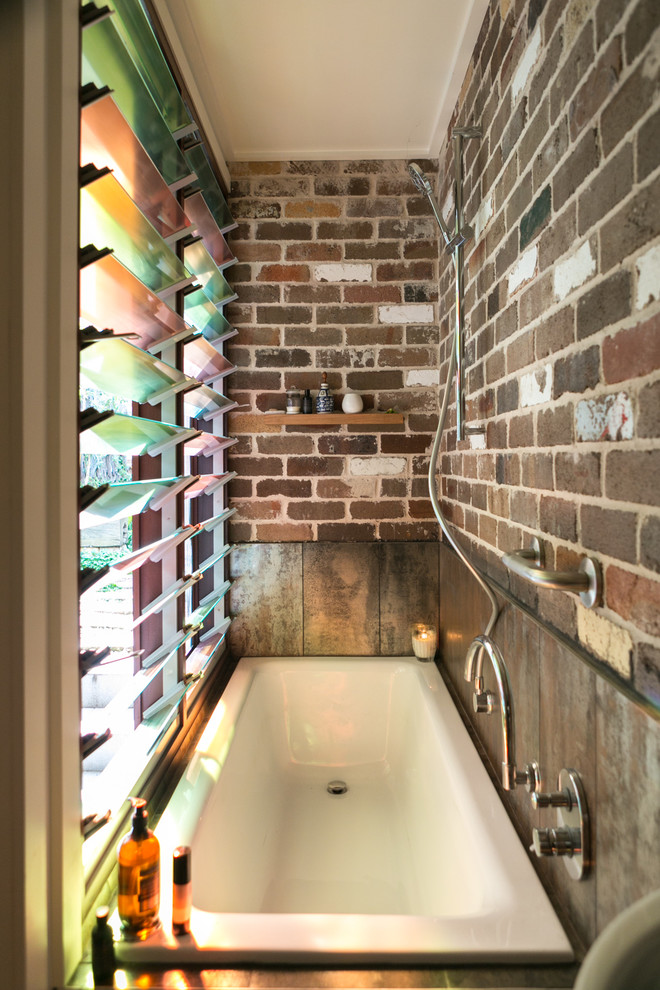 Design ideas for a midcentury bathroom in Sydney.