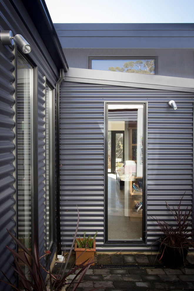 Mid-sized transitional one-storey blue exterior in Sydney.