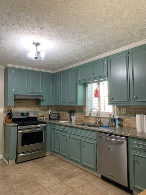 Example of a transitional home design design in Atlanta