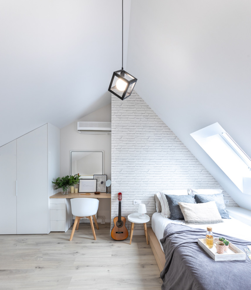 Ejemplo de dormitorio infantil nórdico de tamaño medio con paredes blancas, suelo de madera clara y suelo gris