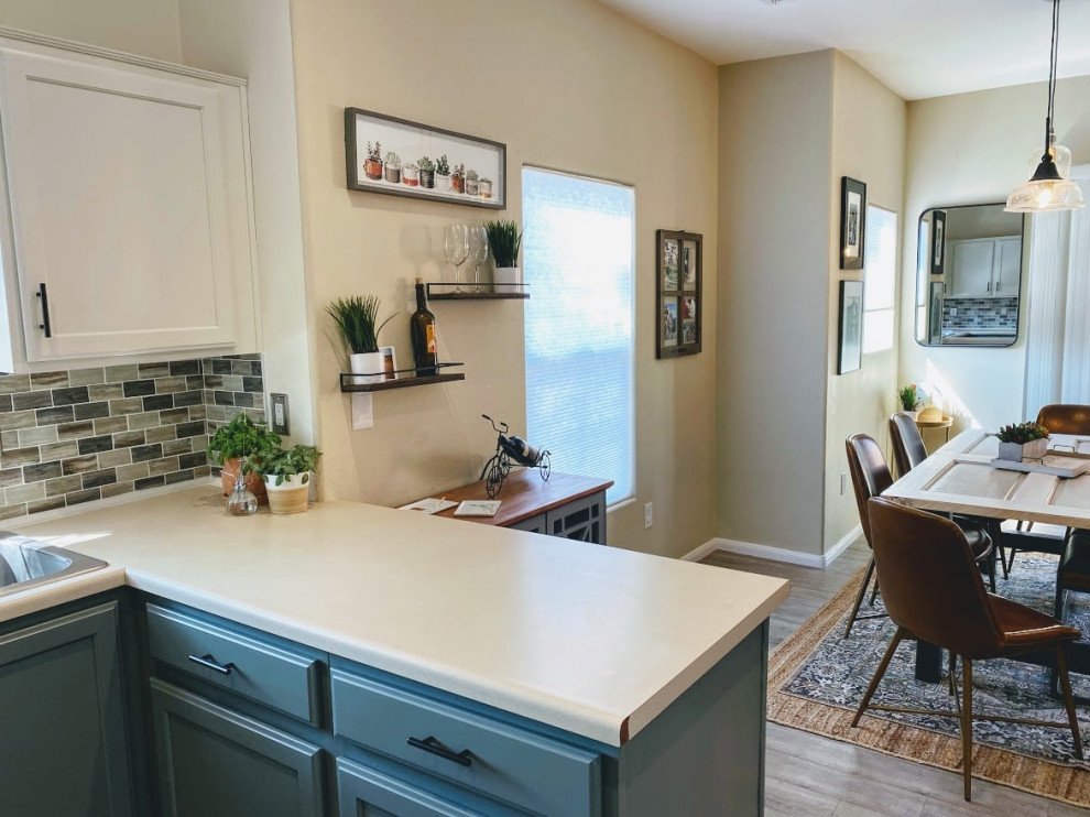 Exempel på ett mellanstort eklektiskt beige beige kök, med vinylgolv, grått golv, en dubbel diskho, luckor med infälld panel, grå skåp, laminatbänkskiva, flerfärgad stänkskydd, stänkskydd i mosaik, rostfria vitvaror och en halv köksö