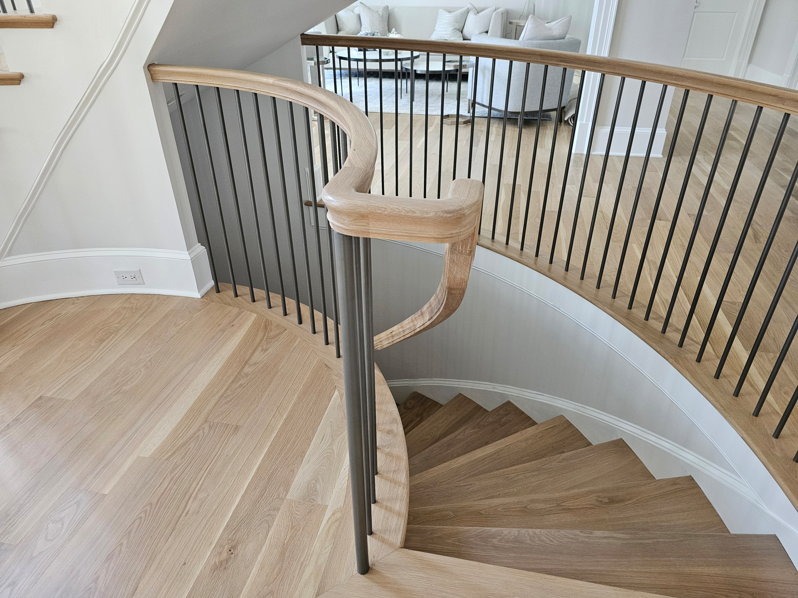 116_Elegant & Eye-catching Curved Staircase, Leesburg VA 20175