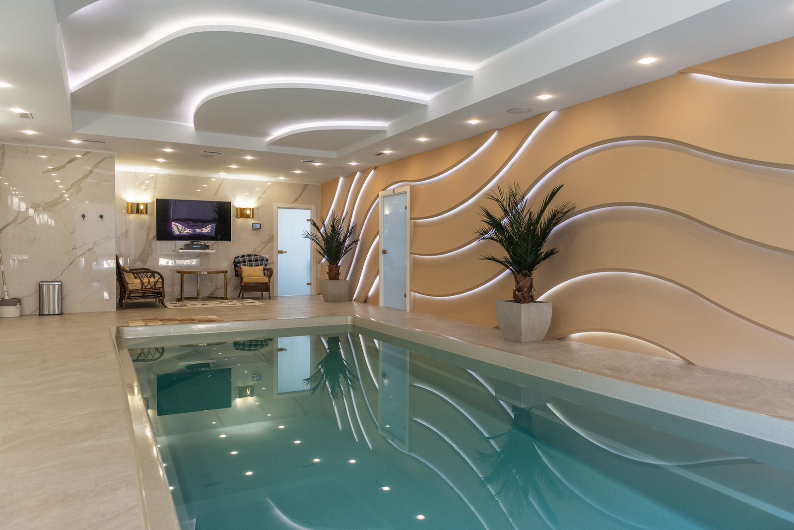 Дом с бассейном