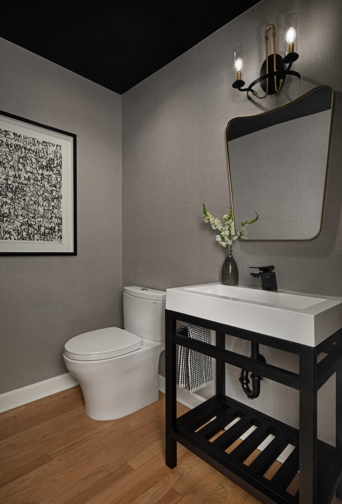Пример оригинального дизайна: туалет в стиле неоклассика (современная классика) с черными фасадами, консольной раковиной, напольной тумбой и обоями на стенах
