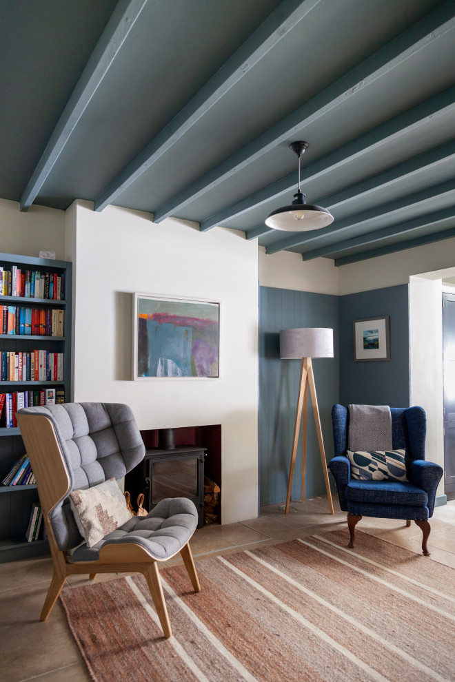 Esempio di un soggiorno moderno di medie dimensioni e aperto con libreria, pareti bianche, pavimento in pietra calcarea, stufa a legna, pavimento beige, travi a vista e pannellatura